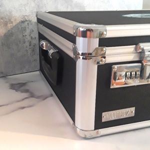 Locking storage container